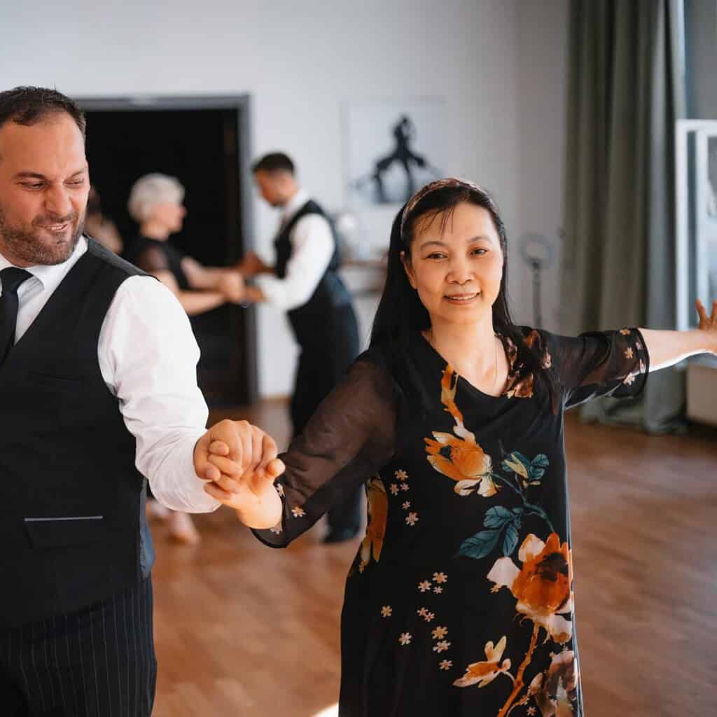 Profi und Amateurin haben Spaß beim Tanzen Lernen