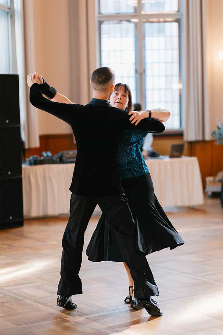 Pro-Am-Paar tanzt
