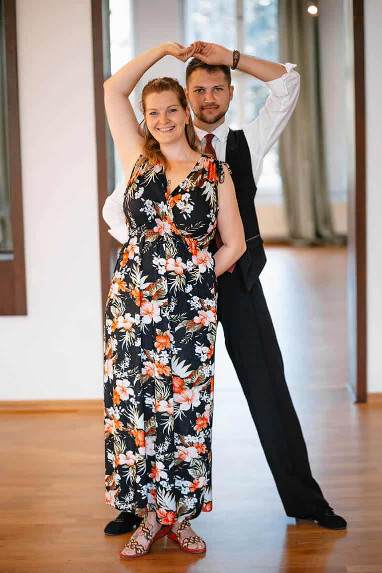 FAQ - Häufig gestellte Fragen zu Mr. Sherman Pro-Am Tanzstudio (Tanzpaar aus Profi und Amateurin posieren lachend für die Kamera)