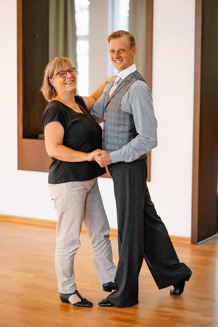 Einsteiger-Tanzkurse für Anfänger beri MR SHERMAN Pro-Am Tanzstudio