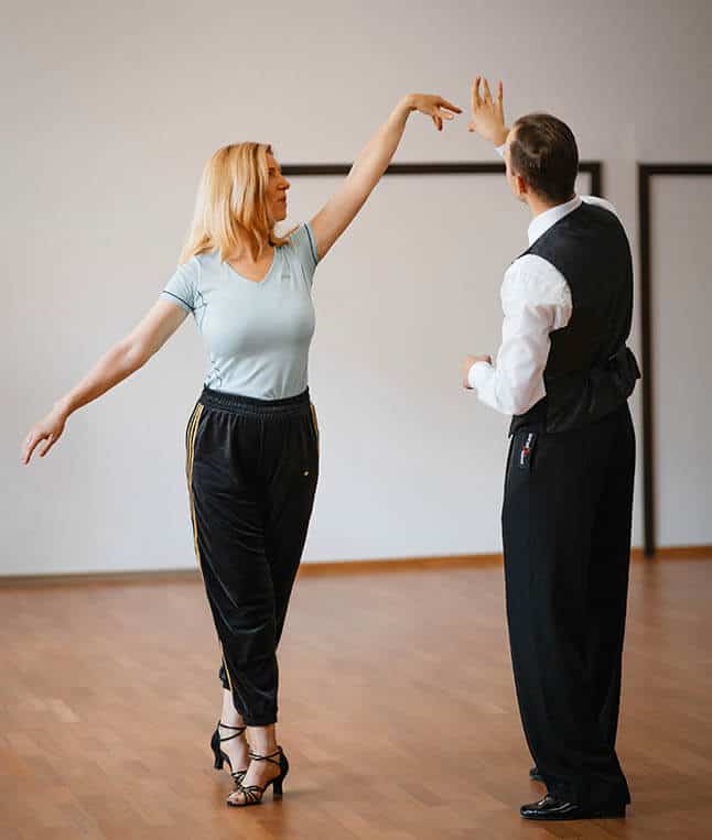Profi zeigt Amateurin Haltung beim Tanzen
