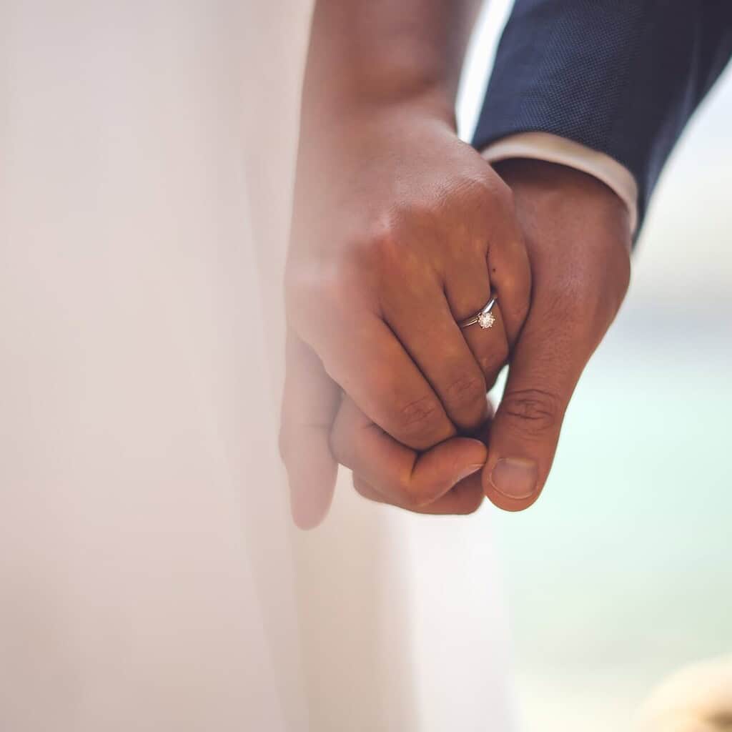 Hochzeitspaar hält Händchen